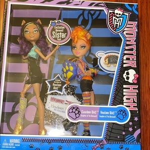 Clawdeen and howleen wolf monster high doll pack